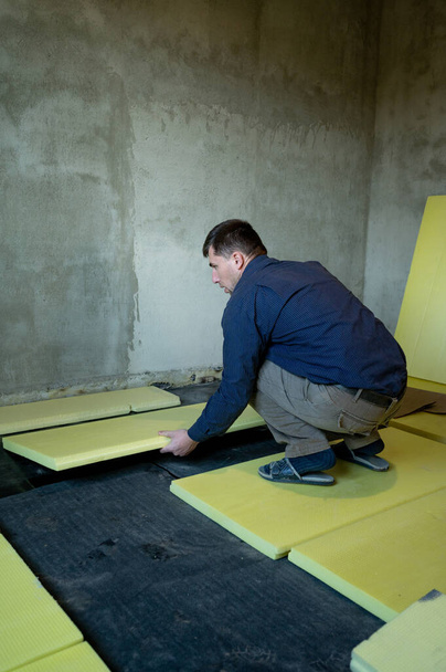 Installation of expanded polystyrene for floor insulation, expanded polystyrene and waterproofing. - Foto, Bild