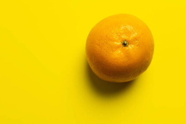 Top view of tropical tangerine on yellow background - Zdjęcie, obraz