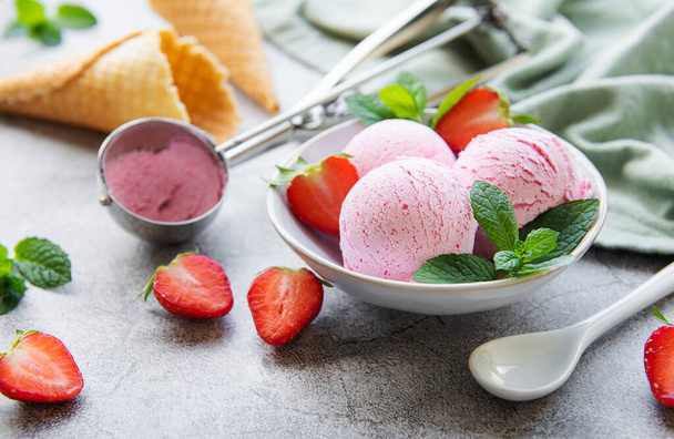 Домашнее клубничное мороженое со свежей клубникой. Летний десерт с ягодами. Конкретный фон - Фото, изображение