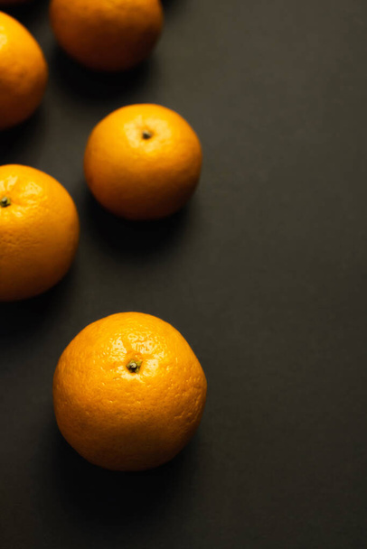 Top view of fresh tangerines on black background - Foto, Imagem