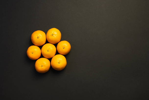 Flat lay from tangerines in round shape isolated on black  - Zdjęcie, obraz