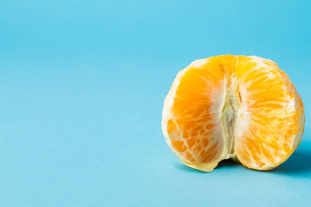 Close up view of sweet tangerine on blue background - Valokuva, kuva
