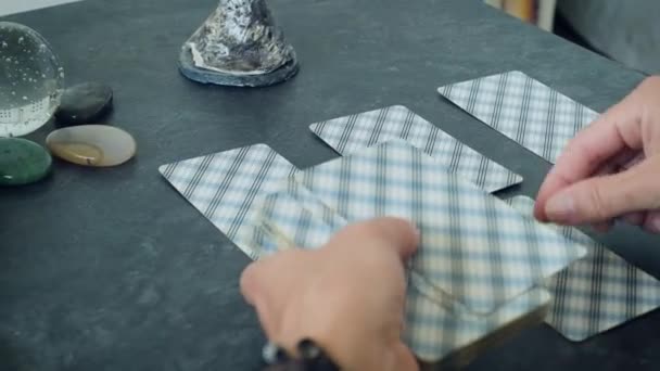 mãos das mulheres embaralhar um baralho de cartas de tarô e fazer um layout para previsão - Filmagem, Vídeo