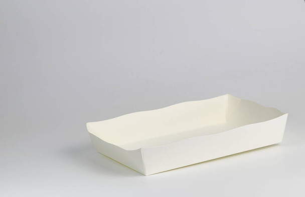 Λευκό κενό και κενό χαρτί μιας χρήσης ή σκεύος από χαρτόνι σε διαφορετικό μέγεθος, απομονωμένο σε λευκό φόντο - Φωτογραφία, εικόνα