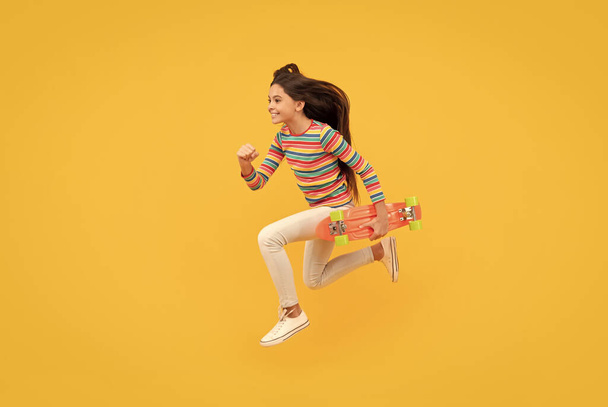 heureux enfant énergique skateboarder saut avec penny planche à roulettes, enfance. - Photo, image