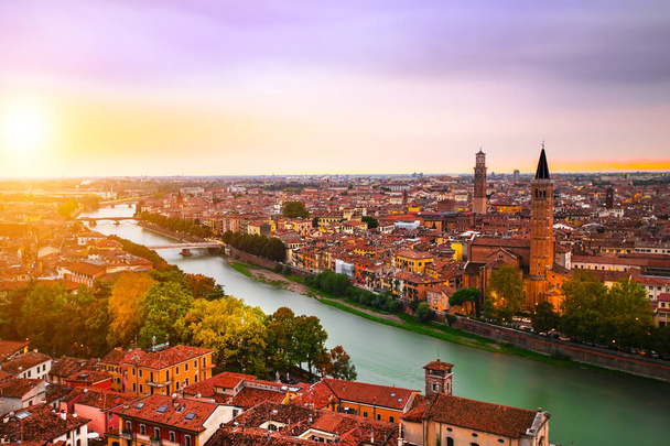 Uitzicht vanuit de lucht op het historische centrum van Verona, Ponte Pietra brug over de Adige rivier, Verona kathedraal, Duomo di Verona, rode betegelde daken, Veneto regio, Italië. Stadsgezicht van Verona, panoramisch uitzicht. - Foto, afbeelding