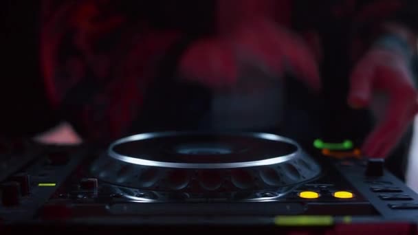 DJs mains sur le mélangeur à la fête - Séquence, vidéo