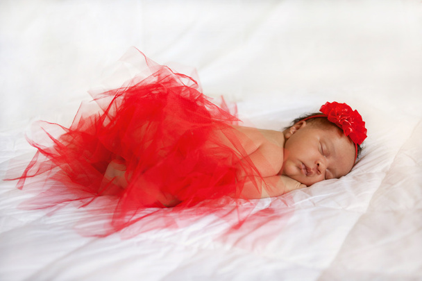  Fekete újszülött csecsemő alszik  - Fotó, kép