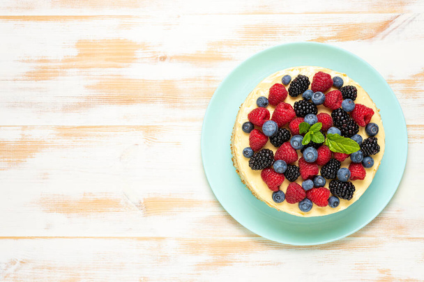 Homemade cake with fresh berries on wooden background.  - Foto, Bild