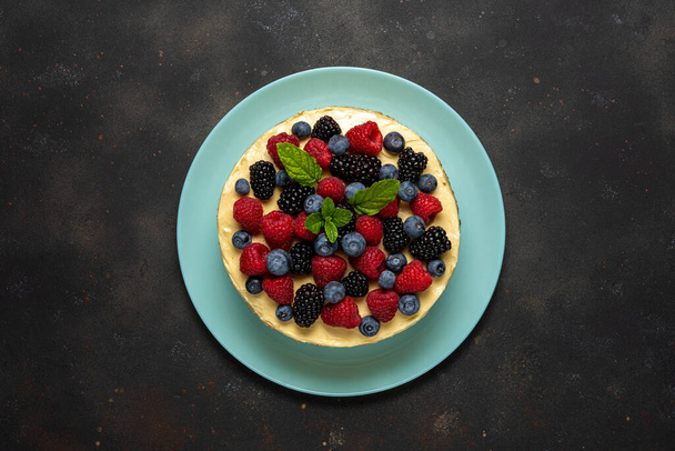 Homemade cake with fresh berries on dark background. - Fotoğraf, Görsel