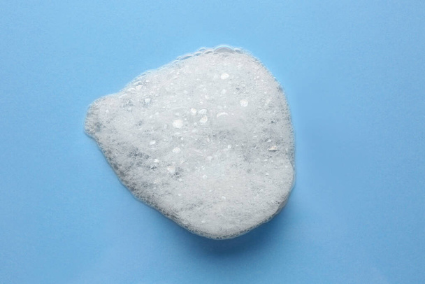 Drop of bath foam on light blue background, top view - Zdjęcie, obraz