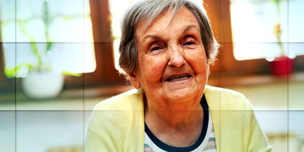 Πορτρέτο μιας χαμογελαστής ηλικιωμένης γυναίκας, γεωμετρικό μοτίβο - Φωτογραφία, εικόνα