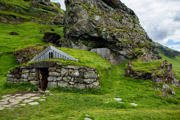 Живописный пейзаж с зеленой природой в Исландии летом. Изображение с очень тихим и невинным характером. - Фото, изображение