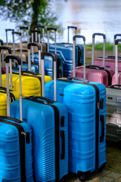 ПОНТЕ-ДЕ-ЛИМА, ПОРТУГАЛЬ - 27 августа 2021 года: Красочный киоск, продающий чемоданы на уличном рынке. - Фото, изображение