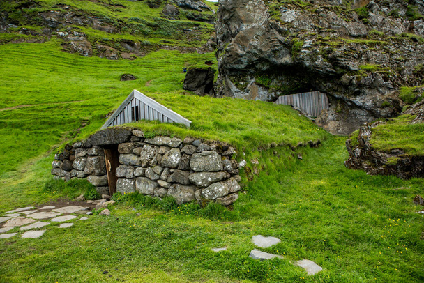 Γραφικό τοπίο με καταπράσινη φύση στην Ισλανδία κατά τη διάρκεια του καλοκαιριού. Εικόνα με μια πολύ ήσυχη και αθώα φύση. - Φωτογραφία, εικόνα