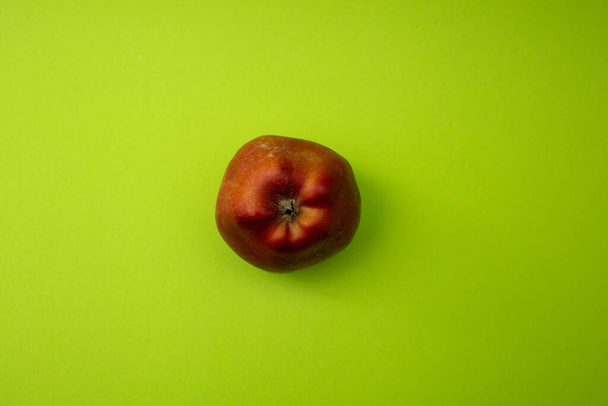 Apple on a green background - Fotografie, Obrázek