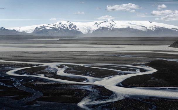 Malebná krajina se zelenou přírodou na Islandu v létě. Obrázek s velmi tichou a nevinnou povahou. - Fotografie, Obrázek