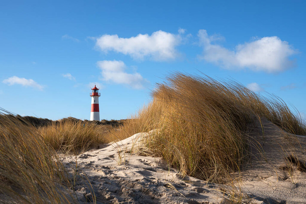 Panoramisch beeld van List East lighthouse against blue sky, Sylt, North Frisia, Duitsland  - Foto, afbeelding