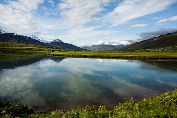 Festői táj zöld természettel Izlandon nyáron. Kép nagyon csendes és ártatlan természettel. - Fotó, kép