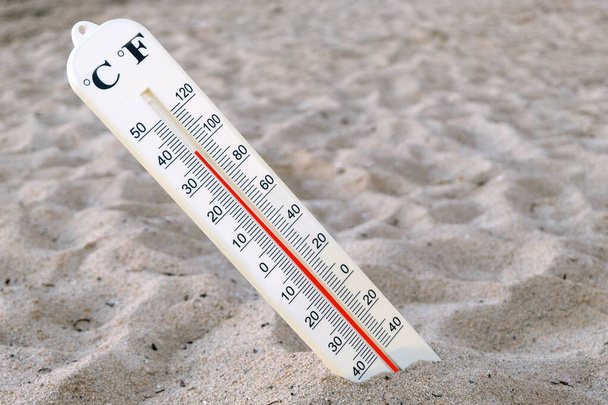 Θερμόμετρο υδραργύρου φυτεμένο στην άμμο που δείχνει 38 βαθμούς Κελσίου - Φωτογραφία, εικόνα