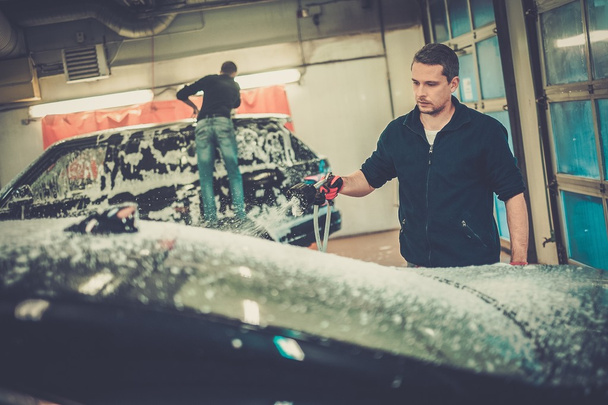 Mies työntekijä pesee ylellisyyttä auton pesu
  - Valokuva, kuva
