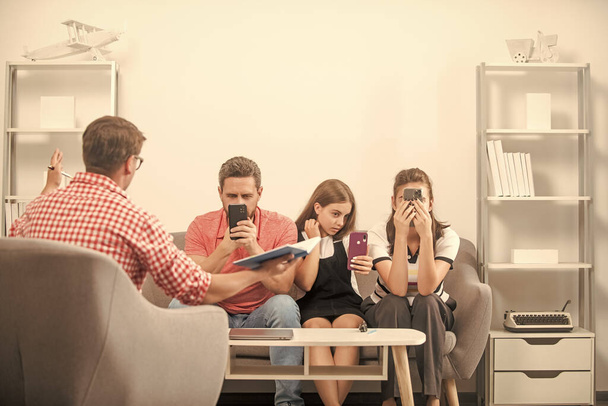 phone addicted mom dad and daughter. life insurance and adoption. parent-teacher meeting. father mother and child at professional psychologist. family therapy. parents with kid talk to social worker. - Foto, Bild
