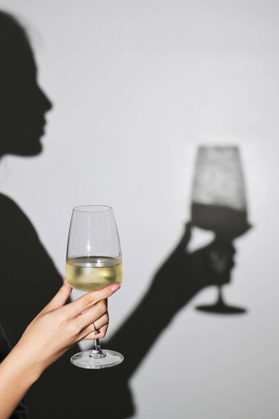 Sombra de mulher abstrata e copo de vinho branco - Foto, Imagem