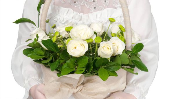 Bride in a white dress with a basket of roses in her hands. - Foto, Bild