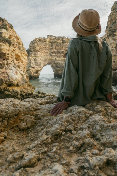 Žena in the Beautiful Praia da Mesquita in the Algarve in Portugal. - Fotografie, Obrázek