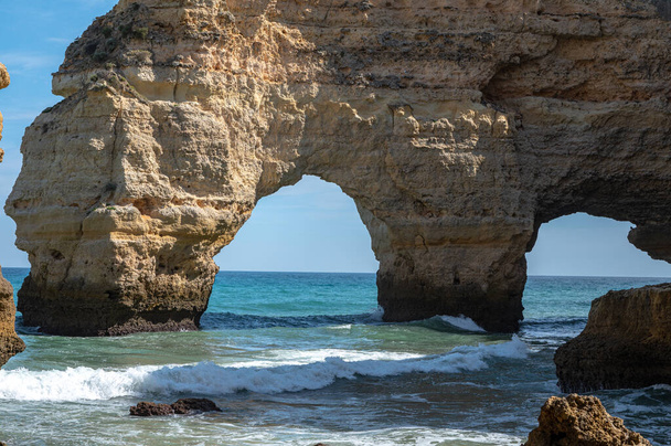 Gyönyörű Praia da Mesquita Algarve Portugáliában. - Fotó, kép