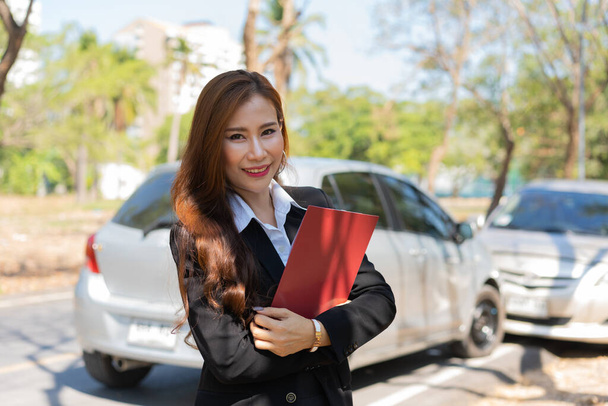 Aziatische vrouwen zijn verzekeringsagenten houden klemborden en staan in de voorkant van auto-ongevallen na het controleren van auto-schade, concepten van de verzekering, en auto-ongevallen. - Foto, afbeelding