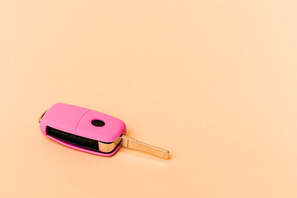 Рожеві ключі автомобілів ізольовані на бежевому фоні
 - Фото, зображення
