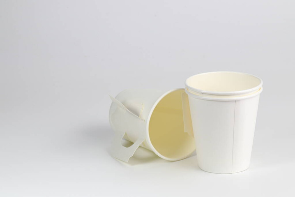 Tazas de cartón blanco reciclable con asa aislada sobre fondo blanco - Foto, imagen