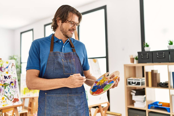 Middle age caucasian man smiling confident drawing at art studio - Φωτογραφία, εικόνα