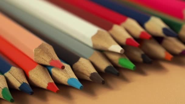 Éducation et concept de retour à l'école. Crayons de couleur sur fond orange. . Images 4k de haute qualité - Séquence, vidéo