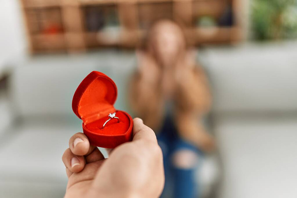 Muž překvapující žena s zásnubním prstenem doma. - Fotografie, Obrázek