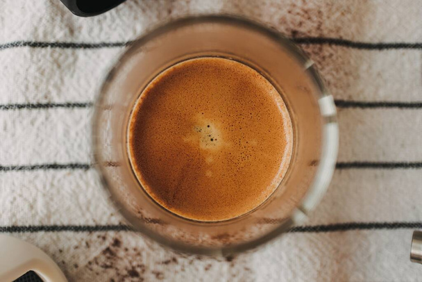 Close up of espresso coffee beautiful crema with coffee maker equipments. - Foto, afbeelding