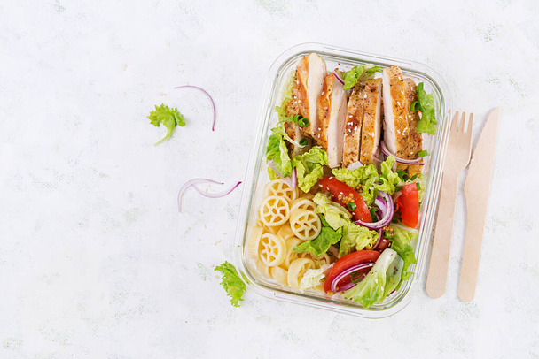 Lunchbox. Lunch box with grilled chicken fillet and pasta salad with fresh vegetables. Top view, overhead - Foto, Imagen