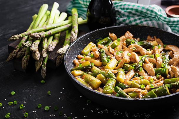 Stir fry with chicken and asparagus. Chicken stirfry.  Chinese food. - Foto, afbeelding