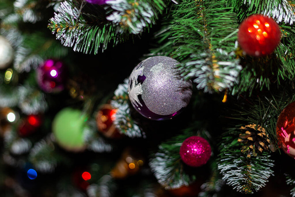Рождественская елка с украшениями - Фото, изображение
