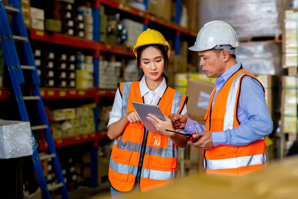 Team Foreman or Team worker working in warehouse. Industrial and industrial workers concept. worker woman order details and checking goods and Supplies. - Foto, afbeelding