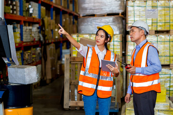 Team Foreman or Team worker working in warehouse. Industrial and industrial workers concept. worker woman order details and checking goods and Supplies. - Foto, immagini