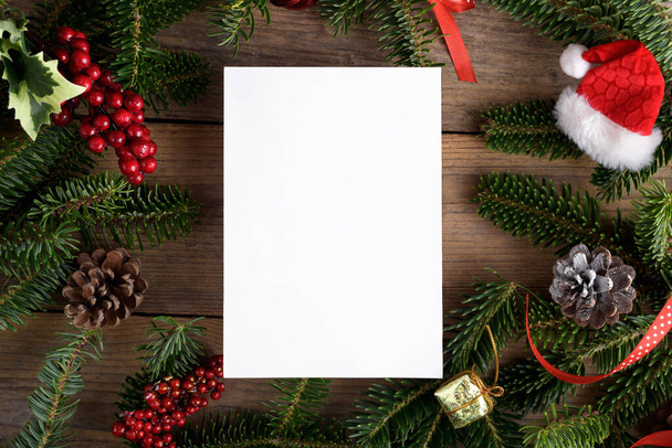 Noel 5x7 Kart Şablonu, köknar dalları ve tahta arka planda Noel süslemeleri. Noel ve Yeni Yıl için tasarım öğesi Tebrik, selamlama veya davet kartı - Fotoğraf, Görsel