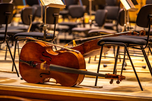виолончель на сцене Филармонии во время концерта. - Фото, изображение