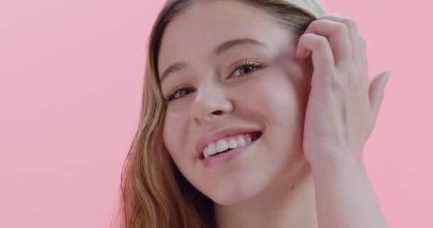 4k video footage of a beautiful young woman posing against a pink background. - Záběry, video