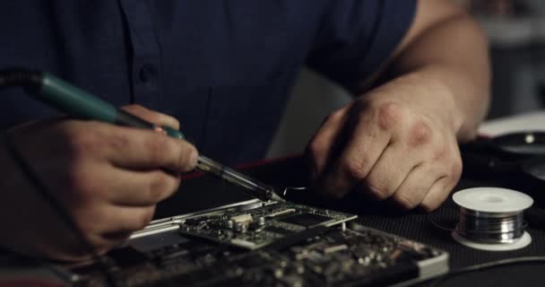 4k videobeelden van een technicus die computerhardware repareert. - Video