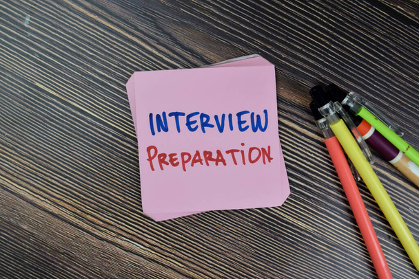 Concept of Interview Preparation γράψτε σε αυτοκόλλητες σημειώσεις που απομονώνονται στο ξύλινο τραπέζι. - Φωτογραφία, εικόνα