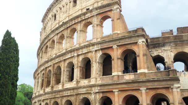 Κολοσσαίο που βρίσκεται στο αρχαίο κέντρο της Ρώμης, Ιταλία. Οι άνθρωποι μέσα σε αυτό - Πλάνα, βίντεο
