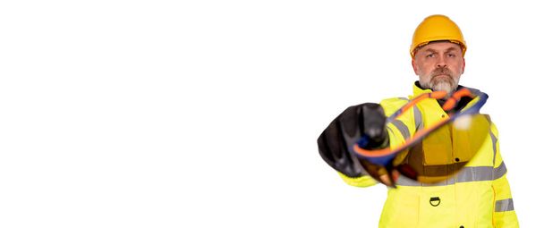 Будівельник у жовтому шоломі, яскраво-жовтий світловідбиваючий захисний рукавички високої видимості білий фон з місцем для тексту, що дає захисні окуляри. Завжди носити правильне PPE на будівельному майданчику концепції безпеки плаката
 - Фото, зображення