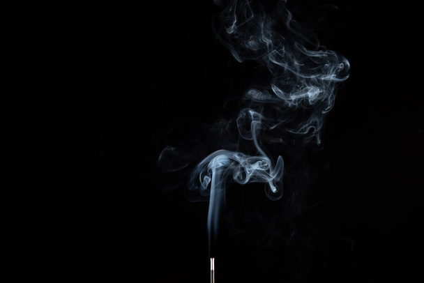 палиця з димом на чорному фоні
 - Фото, зображення